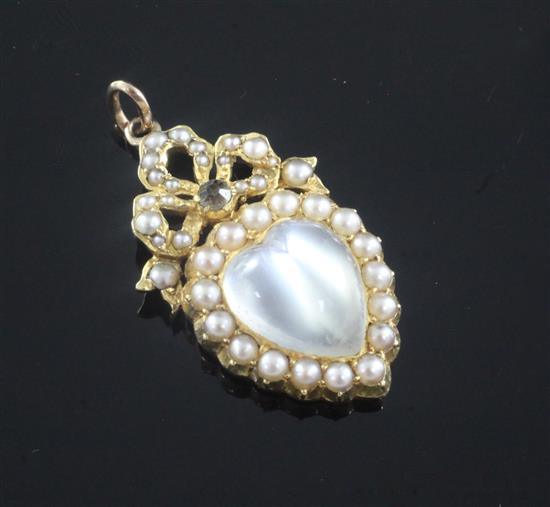 An Edwardian gold, heart shaped moonstone and split pearl set pendant, 33mm.